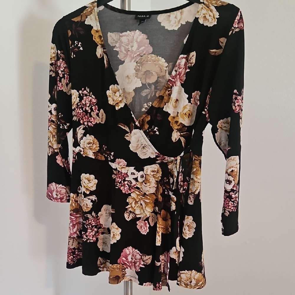 TORRID Floral Wrap Top - Black and Pink 00
